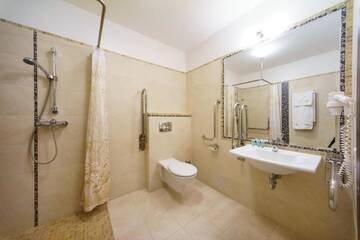 Фото номера Двухместный номер с 2 отдельными кроватями Отель Hotel Pan Tadeusz &amp; Rehabilitacja г. Сероцк 9